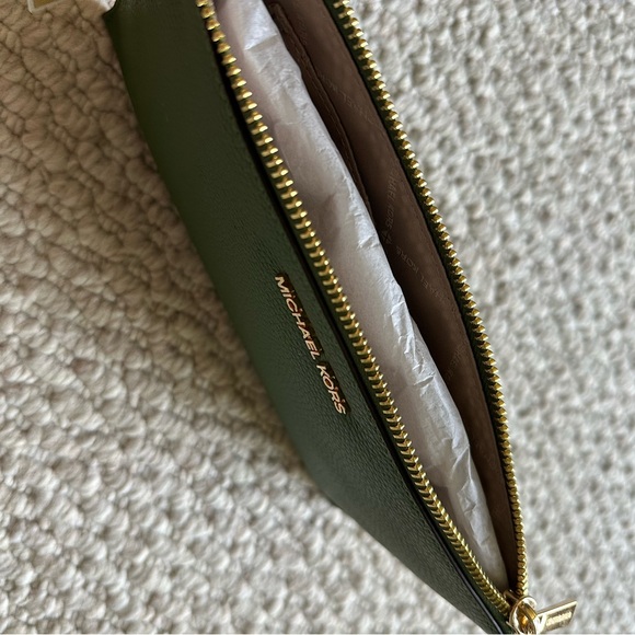 Michael Kors NWT Wristlet - Picture 3 of 5